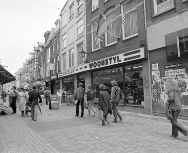 882780 Gezicht in de Steenweg te Utrecht, vanaf de Choorstraat, met rechts interieurwinkel Macolux-Woonstijl (Steenweg 3).